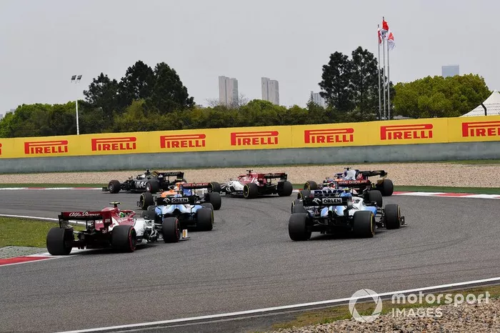 George Russell, Williams Racing FW42, precede Robert Kubica, Williams FW42, e Antonio Giovinazzi, Alfa Romeo Racing C38, alla partenza