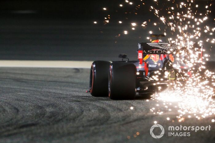 Las chispas vuelan desde la parte trasera del coche de Max Verstappen, Red Bull Racing RB15