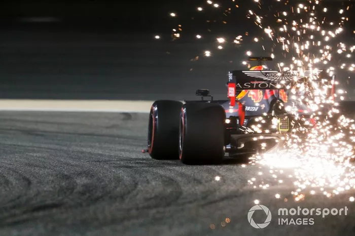Las chispas vuelan desde la parte trasera del coche de Max Verstappen, Red Bull Racing RB15