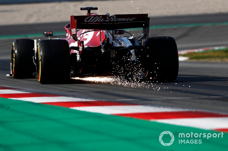 Kimi Raikkonen, Alfa Romeo Racing C38, fait des étincelles
