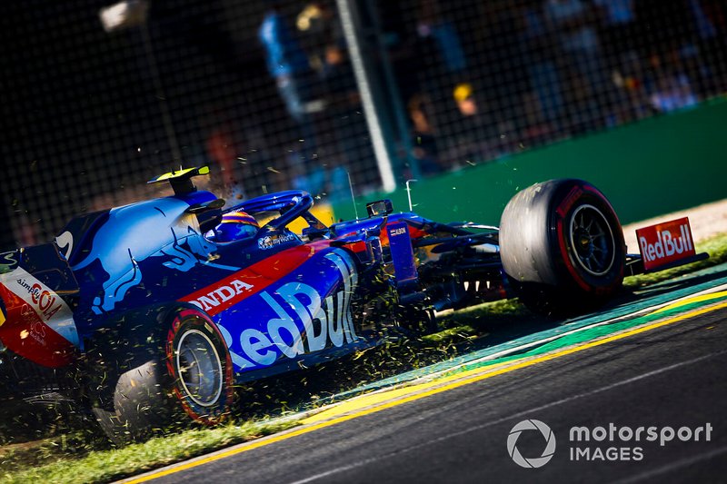 Alexander Albon, Toro Rosso STR14 on the grass