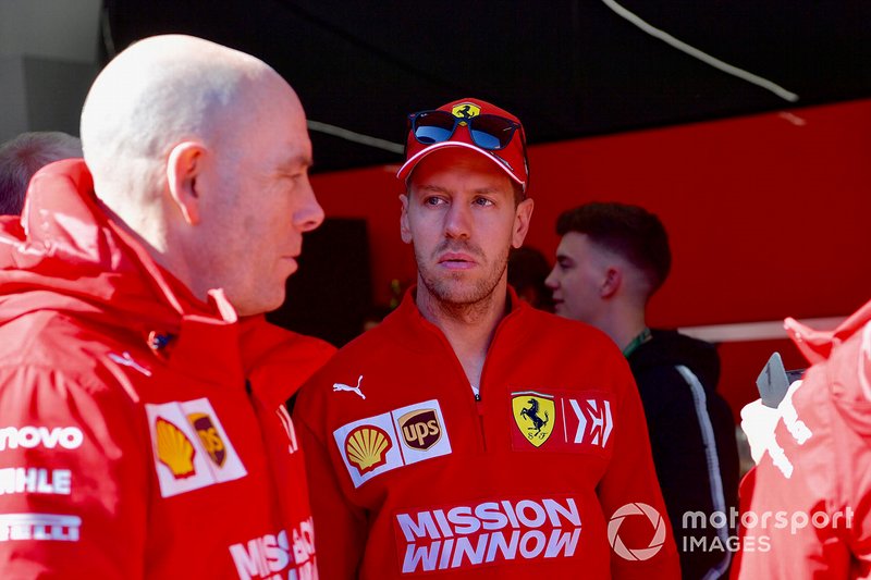 Старший инженер Ferrari Джок Клиа и гонщик команды Себастьян Феттель