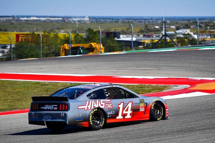 Romain Grosjean, Haas F1 Team, y Kevin Magnussen, Haas F1 Team, pilotan con Tony Stewart