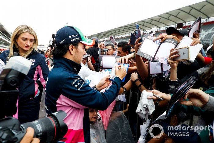 Sergio Pérez, Racing Point firma un autógrafo para un fan
