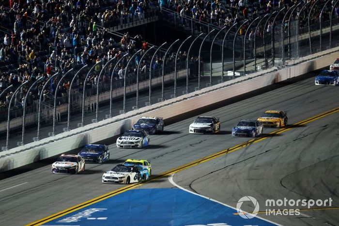 Accidente de la última vuelta Ryan Newman, Roush Fenway Racing, Ford Mustang Koch Industries, Ryan Blaney, Team Penske, Ford Mustang Menards / Peak, Denny Hamlin, Joe Gibbs Racing, Toyota Camry FedEx Express