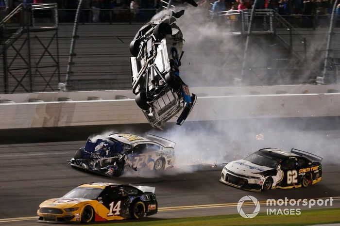 Choque de Ryan Newman, Roush Fenway Racing, Ford Mustang Koch Industries