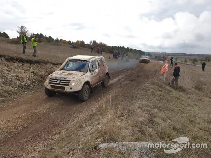 Lorenzo Codecà, Mauro Toffoli, Suzuki Motorsport/Emmetre Racing, Suzuki Gran Vitara, alle spalle del Mitsubishi Pajero