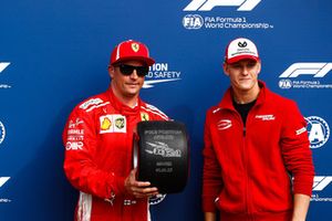 Mick Schumacher presenta a Kimi Raikkonen, Ferrari, con el premio Pirelli Pole Position