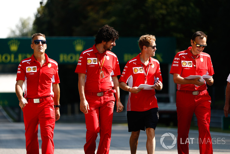 Sebastian Vettel, Ferrari, ispeziona il circuito