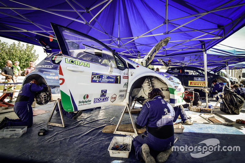 Meccanici Peugeot Sport Italia al lavoro sulla Peugeot 208 T16 R5 di Paolo Andreucci e Anna Andreussi, Peugeot Sport Italia