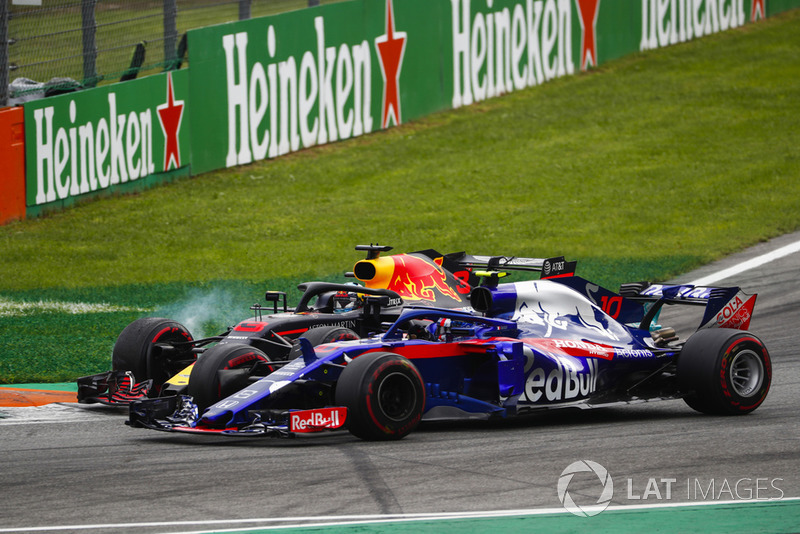 Daniel Ricciardo, Red Bull Racing RB14, and Pierre Gasly, Toro Rosso STR13, go wheel-to-wheel