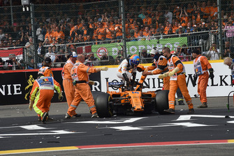 Fernando Alonso, McLaren MCL33 s'extrait de sa monoplace accidentée
