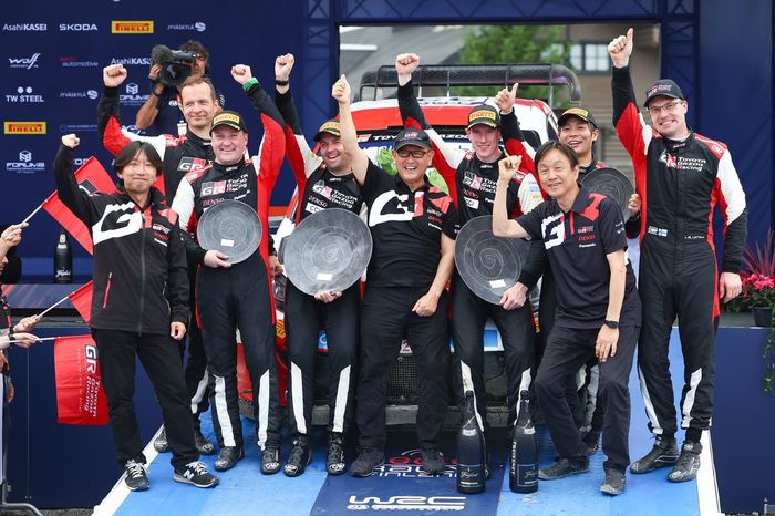 Elfyn Evans, Scott Martin, Toyota Gazoo Racing WRT Toyota GR Yaris Rally1, Takamoto Katsuta, Aaron Johnston, Toyota Gazoo Racing WRT NG Toyota GR Yaris Rally1 con el equipo