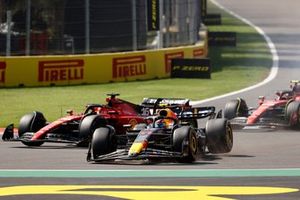 Charles Leclerc, Ferrari SF-23, Sergio Pérez, Red Bull Racing RB19, chocan en la primera vuelta provocando el abandono del mexicano