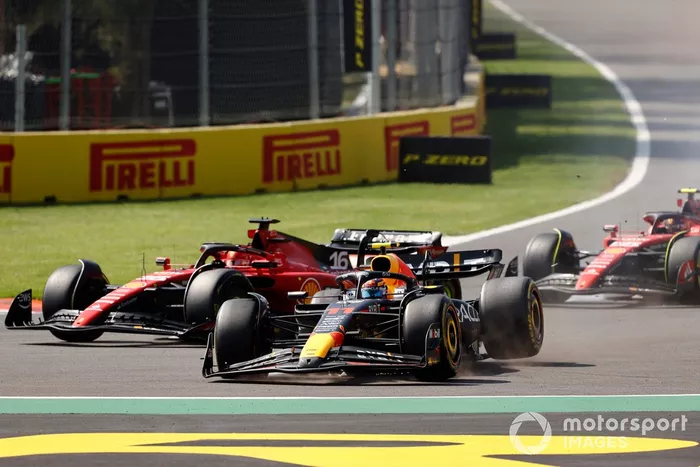 Charles Leclerc, Ferrari SF-23, Sergio Pérez, Red Bull Racing RB19, chocan en la primera vuelta provocando el abandono del mexicano