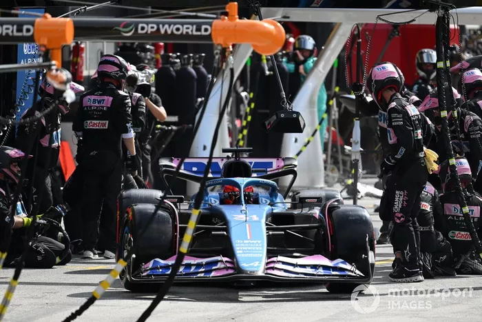 Esteban Ocon, Alpine A523, sale de su box