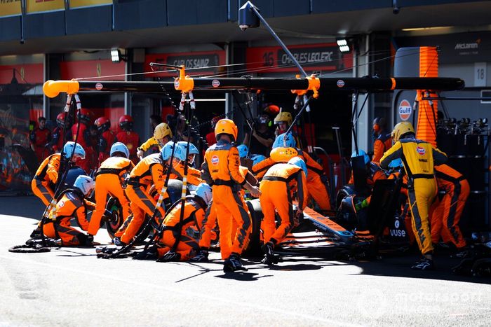 Lando Norris, McLaren MCL36, hace una parada