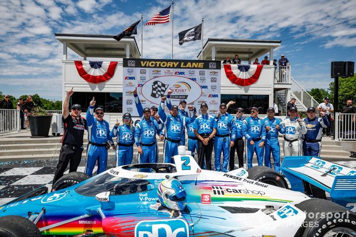 Ganador Josef Newgarden, Team Penske Chevrolet celebración del equipo