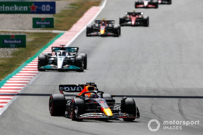 Max Verstappen, Red Bull Racing RB18, George Russell, Mercedes W13, Sergio Pérez, Red Bull Racing RB18 