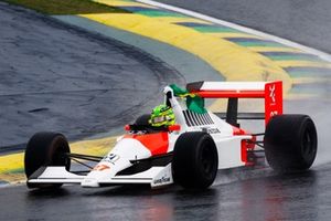 Lewis Hamilton pilota el McLaren MP4/5B de Ayrton Senna