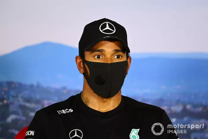 Lewis Hamilton, Mercedes-AMG Petronas F1 en la conferencia de prensa de calificación