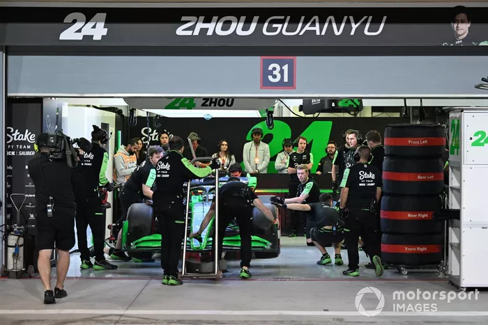 Mécaniciens et ingénieurs dans le garage avec Zhou Guanyu, Stake F1 Team Kick Sauber C44