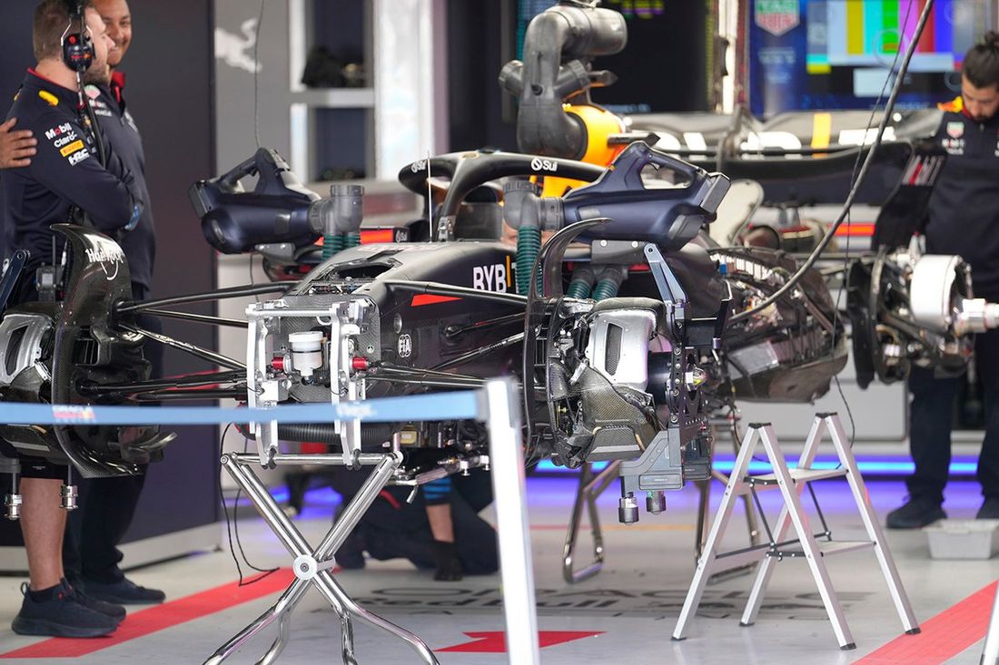 Red Bull Racing RB20 na garagem