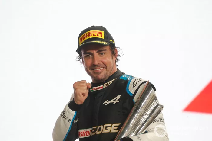 Fernando Alonso, Alpine F1, tercero, celebra con su trofeo en el podio