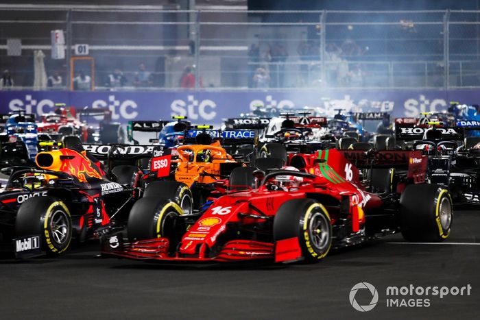 Sergio Pérez, Red Bull Racing RB16B, Charles Leclerc, Ferrari SF21, Lando Norris, McLaren MCL35M, Yuki Tsunoda, AlphaTauri AT02, y el resto del grupo en la salida
