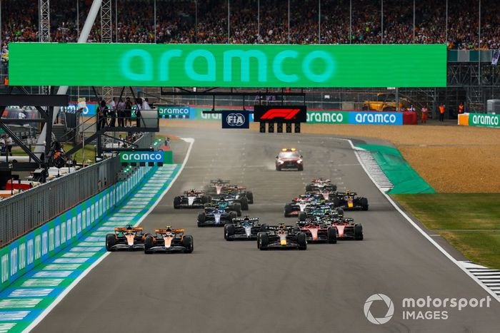 Arrancada Lando Norris, McLaren MCL60, Max Verstappen, Red Bull Racing RB19, Oscar Piastri, McLaren MCL60, Charles Leclerc, Ferrari SF-23, George Russell, Mercedes F1 W14, el resto de la parrilla en la salida.