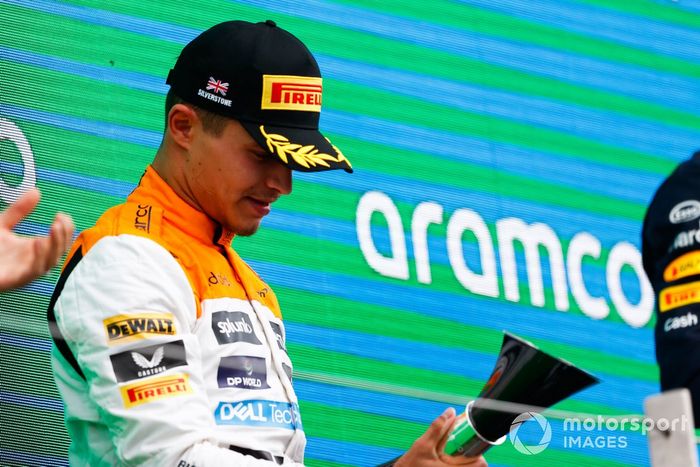 Lando Norris, McLaren, 2ª posición, con su trofeo