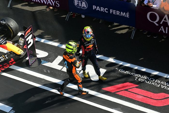 Lando Norris, McLaren, 2ª posición, Sergio Pérez, Red Bull Racing, 3ª posición, se felicitan mutuamente en Parc Ferme