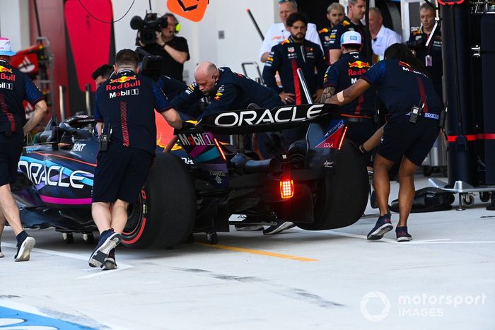 Los mecánicos de Red Bull con el coche de pMax Verstappen, Red Bull Racing RB19, en el pit lane.