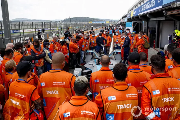 Comisarios en el pitlane de Cheste