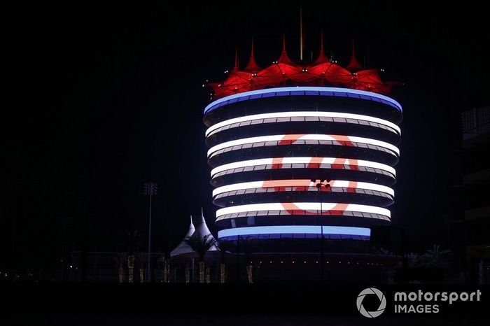 Logotipo de Haas F1 en el circuito de Bahrein