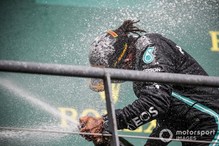 Podio: ganador Lewis Hamilton, Mercedes-AMG F1