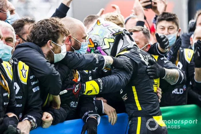 Tercer lugar Daniel Ricciardo, Renault F1 celebra en Parc Ferme con el equipo