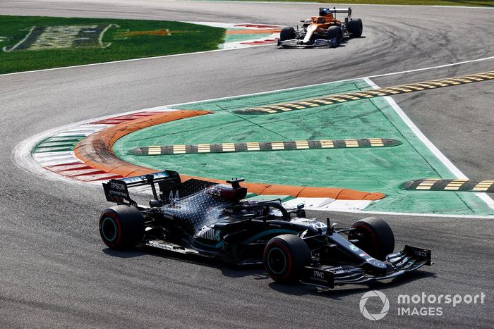 Lewis Hamilton, Mercedes F1 W11, Carlos Sainz Jr., McLaren MCL35