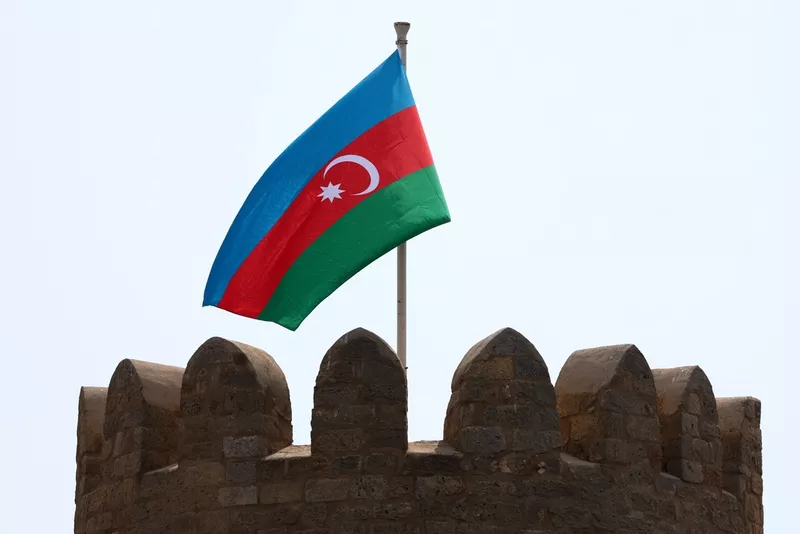 Le drapeau de l'Azerbaïdjan flotte au-dessus de la piste 