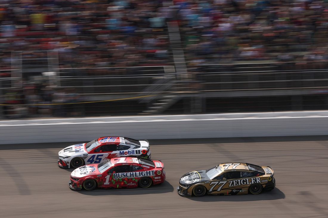 Ross Chastain, Trackhouse Racing Chevrolet, Tyler Reddick, 23XI Racing Toyota, Carson Hocevar, Spire Motorsports Chevrolet