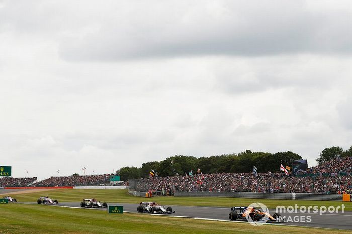 Carlos Sainz Jr, McLaren MCL34, lidera Kimi Raikkonen, Alfa Romeo Racing C38, y Antonio Giovinazzi, Alfa Romeo Racing C38, en la vuelta de formación.