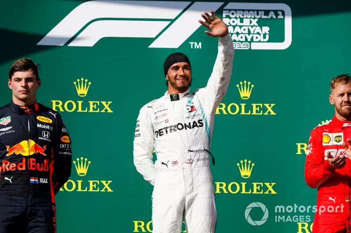 Podio: segundo lugar Max Verstappen, Red Bull Racing, ganador de la carrera Lewis Hamilton, Mercedes AMG F1, y el tercer lugar Sebastian Vettel, Ferrari