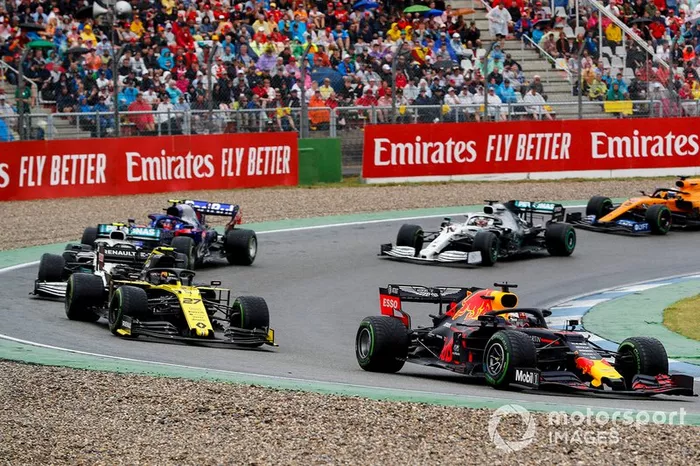 Max Verstappen, Red Bull Racing RB15, lidera Nico Hulkenberg, Renault F1 Team R.S. 19, Valtteri Bottas, Mercedes AMG W10, Alexander Albon, Toro Rosso STR14, Lewis Hamilton, Mercedes AMG F1 W10 y Carlos Sainz Jr, McLaren MCL34