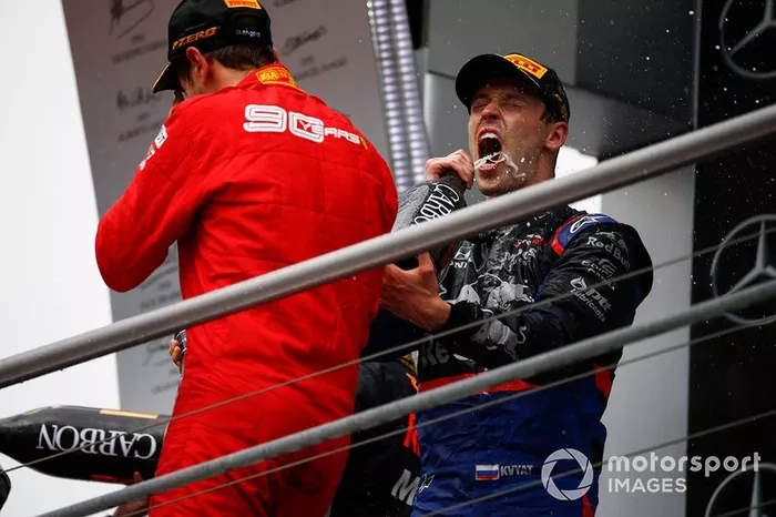 Podio: segundo lugar Sebastian Vettel, Ferrari y el tercer lugar Daniil Kvyat, Toro Rosso