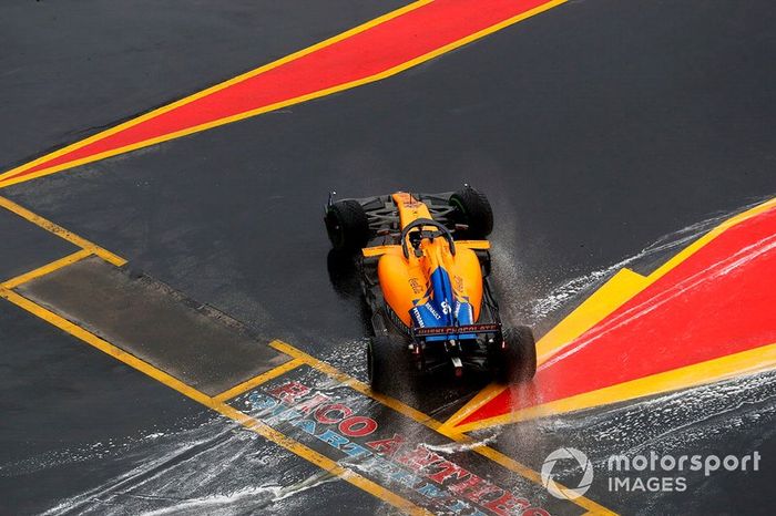 Carlos Sainz Jr., McLaren MCL34, spins