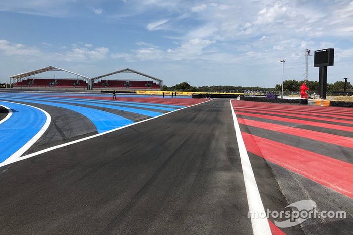 Vue détaillée de la voie des stands sur le Circuit Paul Ricard