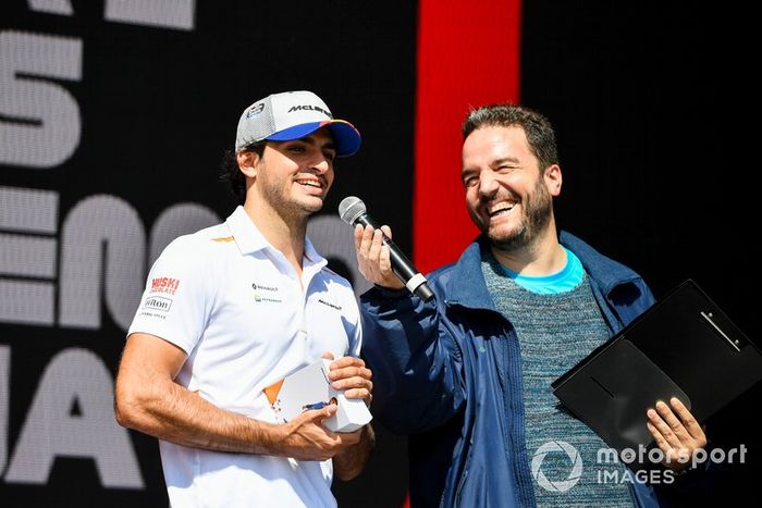 Carlos Sainz Jr., McLaren en el escenario en la Fan Zone