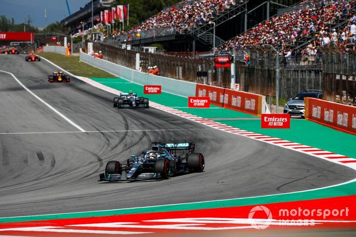 Lewis Hamilton, Mercedes AMG F1 W10, Valtteri Bottas, Mercedes AMG W10, y Max Verstappen, Red Bull Racing RB15