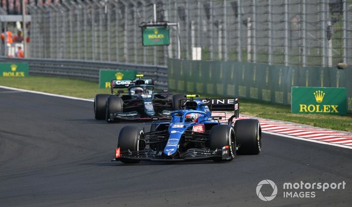 Esteban Ocon, Alpine A521, Sebastian Vettel, Aston Martin AMR21