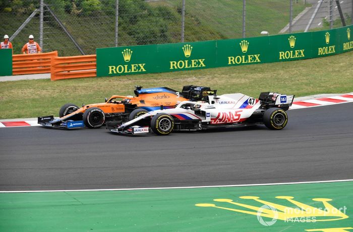 Daniel Ricciardo, McLaren MCL35M, lucha con Mick Schumacher, Haas VF-21